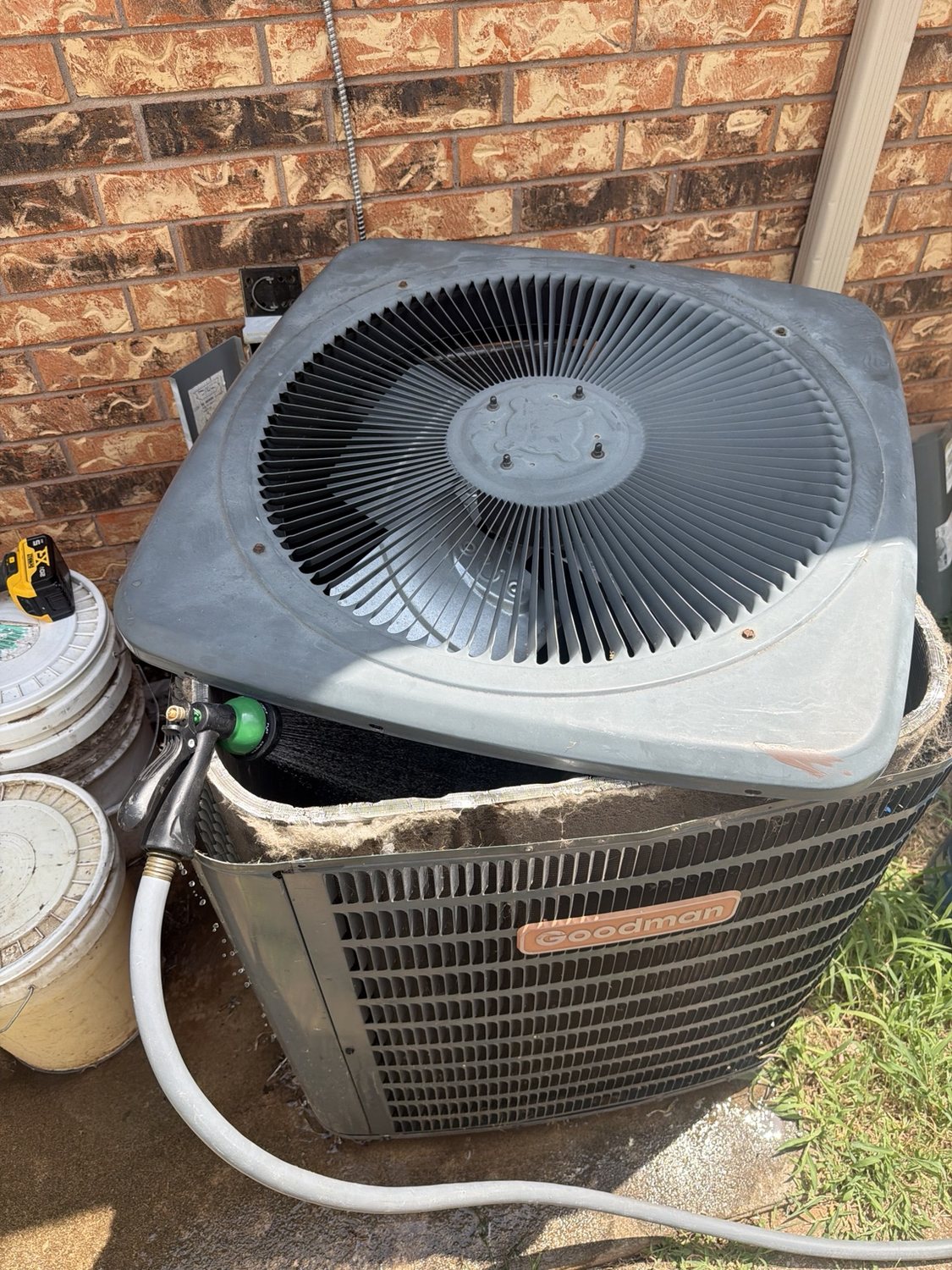 Outdoor air conditioning condenser service